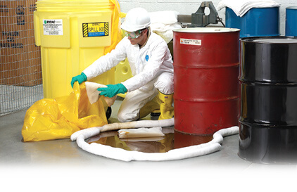 Los Kits para Derrames solo Aceite cumplen con regulaciones, repelen el agua y facilitan la limpieza de derrames industriales.