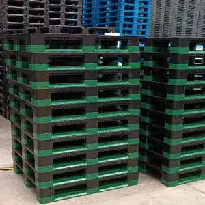 Tarimas de plastico para racks, uso interno o externo, compatibles con racks selectivos, Drive-in y automatizados. Eficiencia y resistencia garantizada.