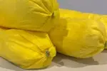 Calcetín Absorbente HazMat utilizado para contención de derrames de ácidos y cáusticos en superficies industriales.