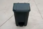 Ideal para cocinas, este bote de 80L con pedal evita contacto directo con residuos, garantizando mayor higiene.