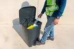 Diseñado para restaurantes, oficinas y hospitales; su estructura compacta y funcional facilita el desecho seguro de residuos.