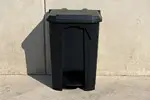 Fabricado con polietileno resistente, soporta uso intensivo en entornos industriales, escolares y comerciales.