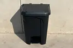 Compacto y funcional, el bote de 80 litros es perfecto para espacios reducidos sin comprometer capacidad o higiene.