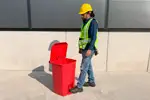 El color rojo identifica este bote de 80 litros como la opción ideal para residuos peligrosos biológicos en hospitales y laboratorios.