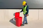 Con tapa y pedal, este bote permite una operación sin contacto, fundamental en áreas médicas que requieren alto control sanitario.