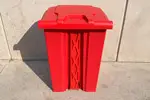 Fabricado con polietileno de alta calidad, este contenedor es resistente a impactos, químicos y desinfectantes.
