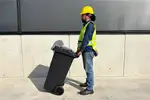 La tapa se ajusta de manera segura, ayudando a contener los olores y manteniendo el área circundante limpia y libre de contaminantes