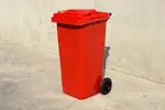 Las asas ergonómicas permiten maniobrar el bote de forma segura y cómoda, evitando el contacto con residuos contaminados.
