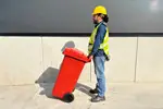 Este contenedor para RPBI cuenta con ruedas que permiten desplazarlo sin esfuerzo, facilitando la recolección segura en zonas hospitalarias.