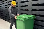 Este bote de basura industrial de 240 litros combina funcionalidad y resistencia. Perfecto para entornos exigentes que requieren capacidad, higiene y fácil traslado