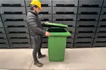 Fabricado en polietileno de alta calidad, este bote de basura de 65 galones es duradero, fácil de maniobrar gracias a sus ruedas y asas ergonómicas, y apto para uso intenso