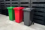 Este contenedor de basura de 240 litros es la opción perfecta para centros de trabajo o exteriores. Asas cómodas, ruedas resistentes y tapa segura para mayor funcionalidad