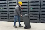 Este contenedor de 240 litros está pensado para uso rudo y continuo. Su diseño incluye ruedas fuertes, tapa funcional y asas ergonómicas que facilitan su uso diario