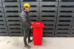 Con capacidad de 240 litros, reduce la necesidad de vaciar el contenedor constantemente