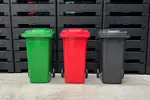 Disponible en varios colores para facilitar la clasificación de residuos y fomentar el reciclaje