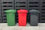 La estructura reforzada del contenedor de 360 litros soporta cargas pesadas, siendo apto para el manejo de desechos en industrias y grandes cocinas comerciales