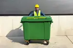 Diseñado con cuatro ruedas de goma resistentes, permite un traslado sencillo y seguro incluso en superficies irregulares o espacios de alto tráfico.