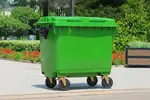 Construido con materiales 100% reciclables, este contenedor fomenta la sostenibilidad y la responsabilidad ambiental en la gestión de residuos.