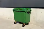 Tapa hermética ayuda a contener olores desagradables y mantener los residuos ocultos, contribuyendo a un ambiente más limpio e higiénico.