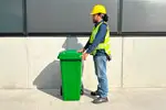 Soporta climas fríos o calurosos. Disponible en colores verde, rojo y negro, para la clasificación de residuos.