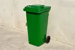 Bote de basura de 120 litros, para la recolección de residuos orgánicos, inorgánicos y peligrosos, según el color seleccionado.