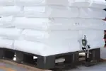 Tarima de plastico reforzada DuraPallet diseñada para soportar 1.5 Toneladas en rack, con estructura sólida y duradera para uso continuo.