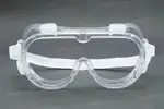 Lentes de policarbonato de alta claridad óptica en goggles de ventilación indirecta; protección en laboratorios e inspecciones industriales.