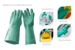 Guantes de nitrilo reutilizables con resistencia a perforaciones; adecuados para manejo de químicos corrosivos y aceites industriales.