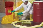 Incluye todos los elementos necesarios para abordar un derrame de manera efectiva y rápida.