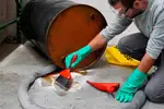 Viene con todo lo necesario para abordar derrames de manera eficiente, asegurando una respuesta inmediata y efectiva.