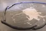 Viene equipado con todo lo necesario para gestionar derrames de manera eficiente, lo que garantiza una respuesta rápida y efectiva ante cualquier eventualidad.