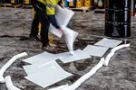Viene equipado con todo lo necesario para gestionar derrames de manera eficiente, garantizando una respuesta rápida y efectiva ante cualquier eventualidad.
