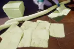 Está equipado con todo lo necesario para gestionar derrames de manera eficiente, garantizando una respuesta rápida y efectiva ante cualquier eventualidad.