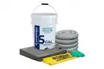 Kit Antiderrames Universal 5 galones: compacto y portátil para derrames menores en áreas de trabajo.