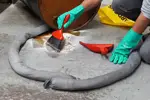 Absorbentes de alto rendimiento que ayudan a contener líquidos y prevenir accidentes en zonas de trabajo.