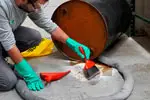 Absorbentes de gran capacidad que ayudan a contener derrames extensos y mantener áreas de trabajo seguras.