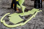Absorbentes de alto desempeño para contener líquidos corrosivos y mantener áreas de trabajo seguras.