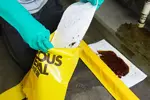 Capacidad de absorción hasta 234 litros; ideal cerca de cuerpos de agua y áreas propensas a derrames de hidrocarburos.