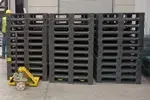 Tarima de plastico MultiPallet con guías de marco completo para apoyo firme en racks, reduciendo costos por mantenimiento y evitando daños en la mercancía.