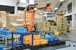 Tarima de plastico MultiPallet con entrada para montacargas por cuatro lados y patín hidráulico por dos, facilitando maniobras seguras y eficientes.