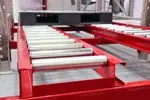 Tarima de plastico MultiPallet con superficie abierta de rápido drenaje, no absorbe humedad y ofrece ciclos de uso prolongados con bajo costo operativo.