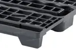 Tarima de plastico NestRack con entrada para montacargas por cuatro lados y patín hidráulico por dos, práctica y versátil.