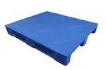 Tarima de plastico PharmaPallet fabricada con polietileno virgen azul, superficie cerrada higienica para procesos alimenticios y farmaceuticos.