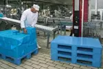 Tarima de plastico para lineas de empaque y cuartos limpios, superficie cerrada higienica y fácil de mantener en rutina de limpieza.