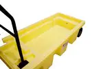 Estructura reforzada del Poly Spill Cart con ruedas giratorias y asa ergonómica para maniobras precisas en plantas industriales, laboratorios o almacenes.
