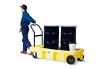 Poly Spill Cart empleado para transporte seguro de tambos con aceites, solventes o combustibles; dosificación limpia en estaciones de trabajo.