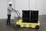Poly Spill Cart utilizado en industrias farmacéuticas y automotrices; facilita traslado y contención de sustancias en espacios de alta exigencia operativa.