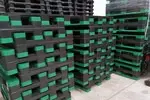 Tarima de plastico STD1011 con entrada por cuatro lados, compatible con montacargas y patin hidraulico, mejora maniobras seguras en almacenaje diario.