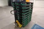 Tarima de plastico STD1011 para racks selectivos, soporta una Tonelada en rack y ocho Toneladas estaticas, reduce costos de mantenimiento operativo.