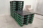 Tarima de plastico STD1011 fabricada en polietileno de alta calidad, no absorbe humedad, se limpia facilmente y evita daños a la mercancia.